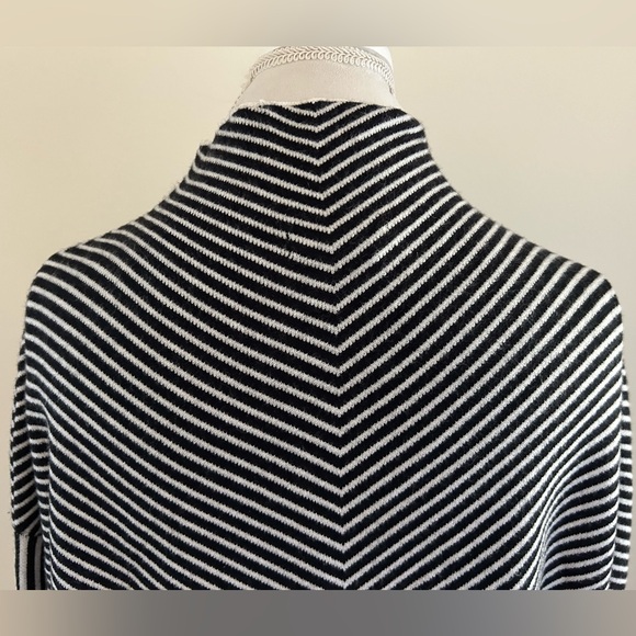 Pretty Black/White Sweater - Picture 3 of 6